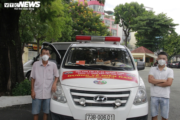 Hai bố con Minh Trí cùng chiếc xe cứu thương mang biển số Quảng Bình.