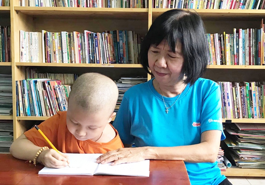 Từ năm 2009, cô Phấn đứng lớp dạy học cho bệnh nhi ung thư.