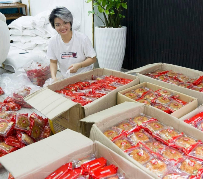 Người phụ nữ ở TP.HCM tặng 2.000 bánh Trung thu cho trẻ em khó khăn