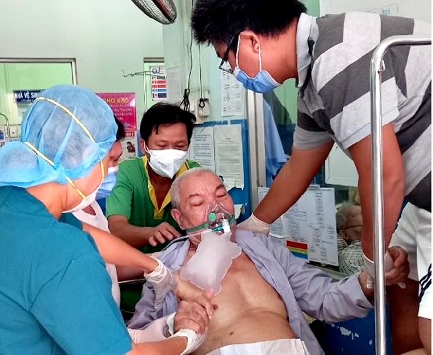 Biệt đội F0 hỗ trợ nhân viên y tế cấp cứu bệnh nhân tại Bệnh viện Hóc Môn
