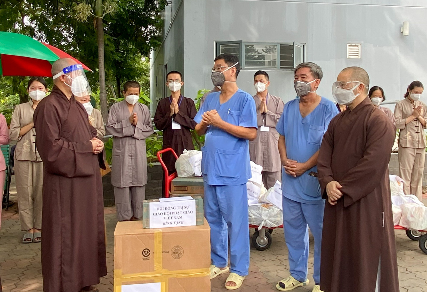 TP. HCM: Trung ương Giáo hội thăm, động viên Tăng Ni đang tình nguyện tại các Bệnh viện dã chiến