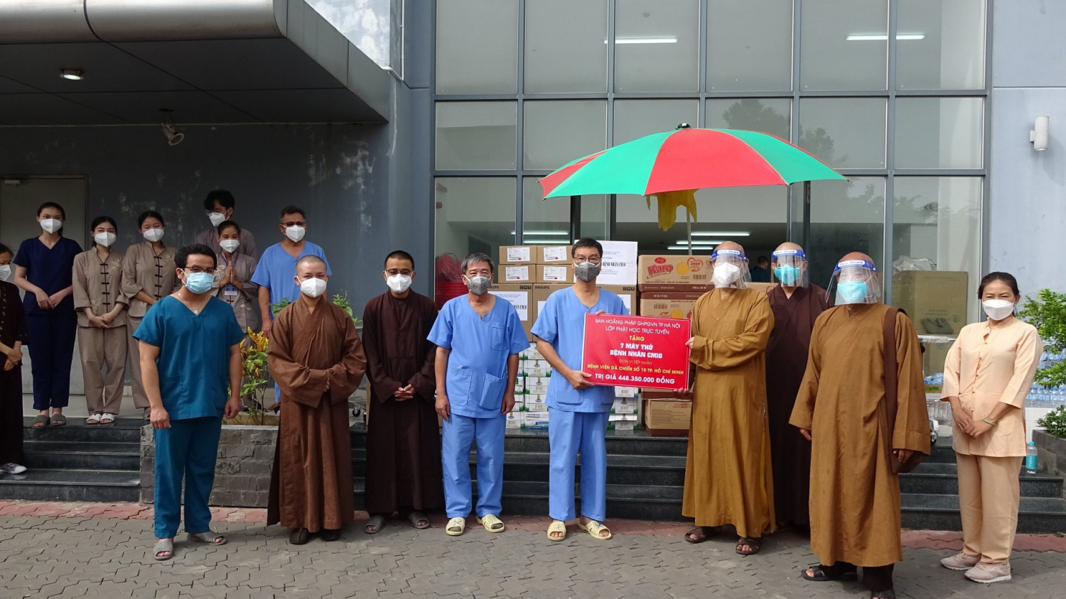 TP. HCM: Ban Hoằng pháp Phật giáo Hà Nội và lớp Phật học trực tuyến trao tặng 7 màn hình Monitor theo dõi bệnh nhân cho bệnh viện dã chiến số 10