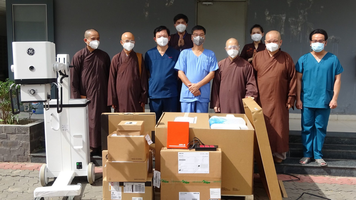 TP. HCM: Ban Trị sự Phật giáo Thành phố hỗ trợ máy X-quang cho Bệnh viện Dã chiến số 10