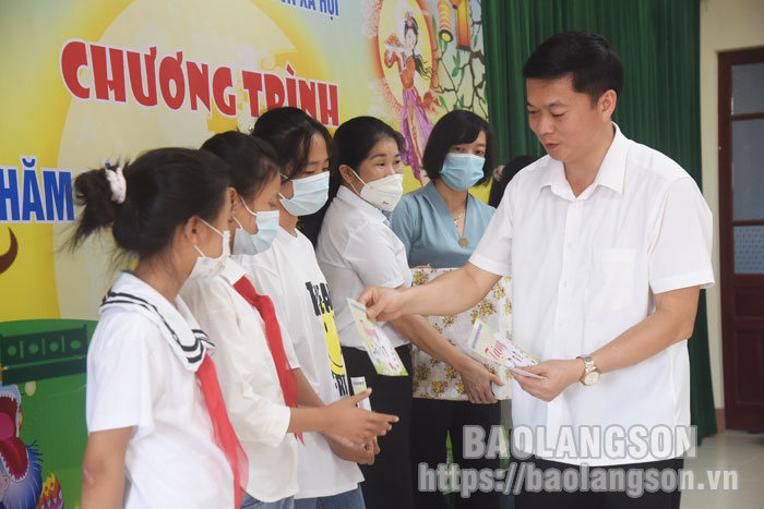 Đồng chí Đinh Hữu Học, Phó Chủ tịch HĐND tỉnh trao quà Tết Trung thu cho trẻ em đang được nuôi dưỡng ở Cơ sở Bảo trợ xã hội tổng hợp tỉnh