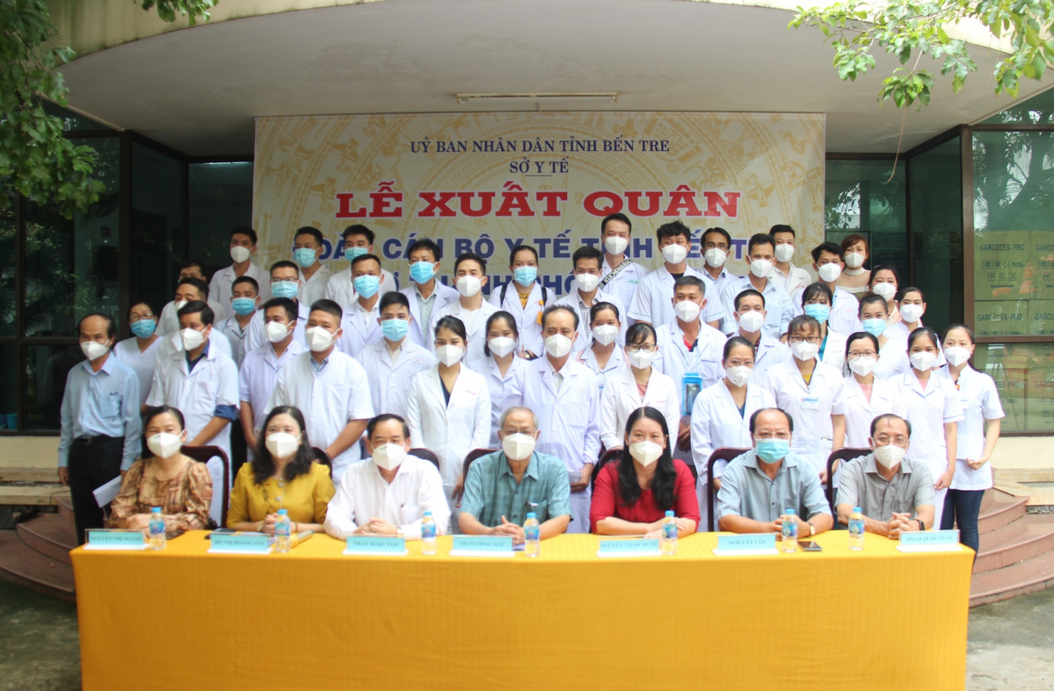 Lãnh đạo tỉnh Bến Tre động viên Đoàn thầy thuốc lên đường hỗ trợ TPHCM chống dịch.