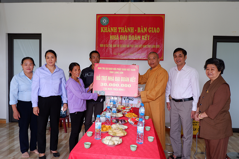Lạng Sơn: Ban Trị sự Phật giáo tỉnh bàn giao nhà Đại đoàn kết tại huyện Văn Lãng
