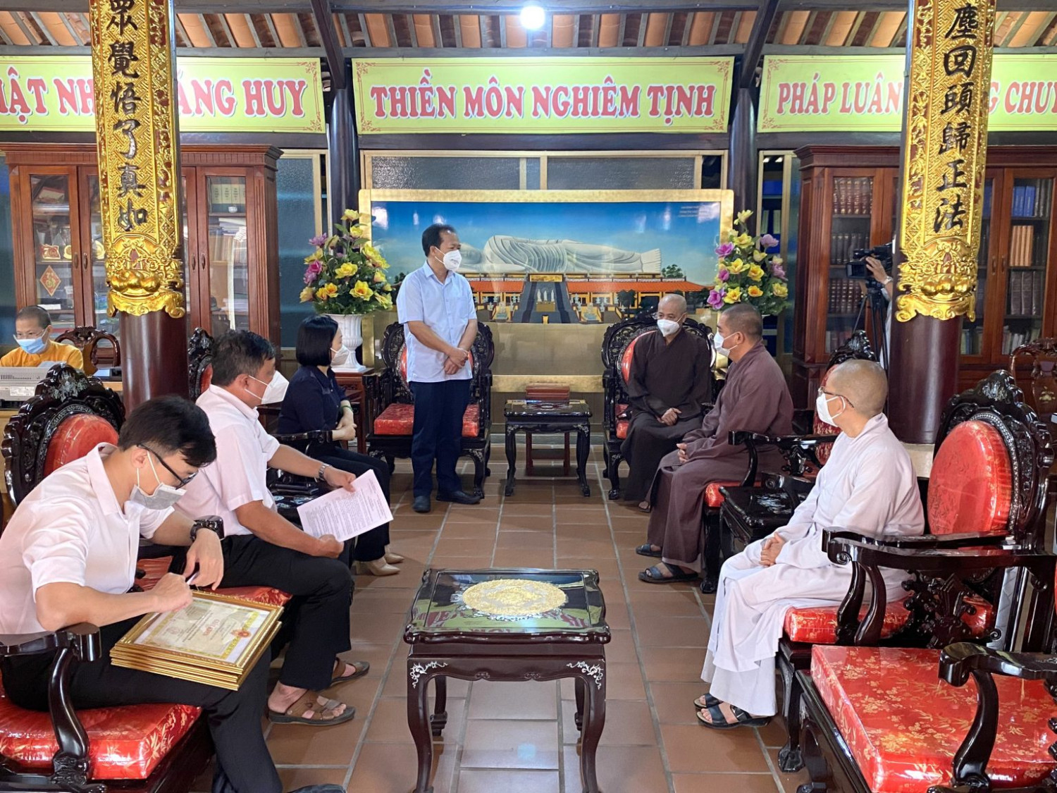 Bình Dương: Khen thưởng các chức sắc Phật giáo có nhiều đóng góp cho công tác phòng chống dịch COVID-19