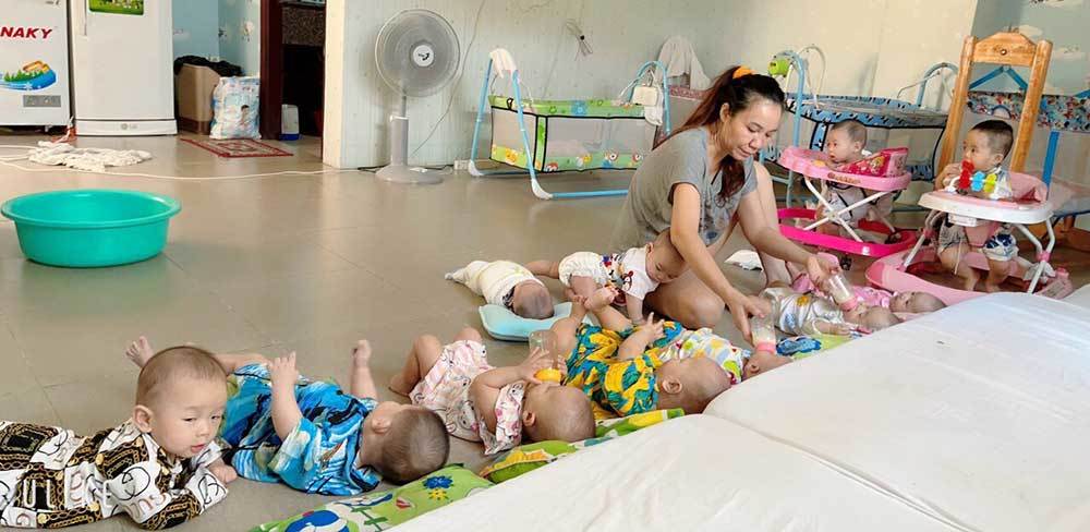 Chị Giáp Thị Sông Hương chăm sóc các con nuôi của mình