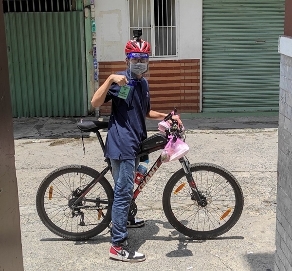Chiếc xe đạp là “người bạn” đồng hành cùng Bảo trong quá trình tham gia chống dịch.