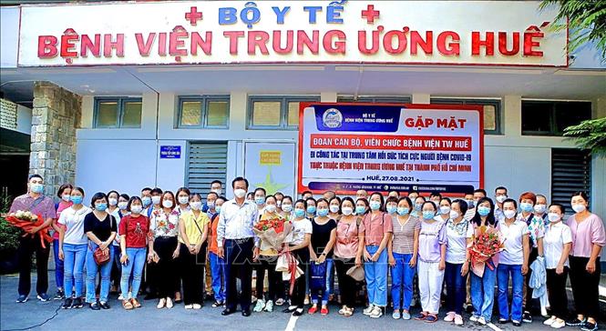 Những nữ y bác sỹ Bệnh viện Trung ương Huế xung phong chia lửa cho Thành phố Hồ Chí Minh chống dịch. Ảnh: TTXVN phát