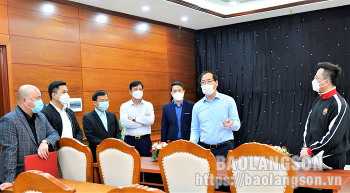 Đồng chí Dương Xuân Huyên, Phó Chủ tịch Thường trực UBND tỉnh kiểm tra các điều kiện phục vụ đại biểu tại Nhà khách A1