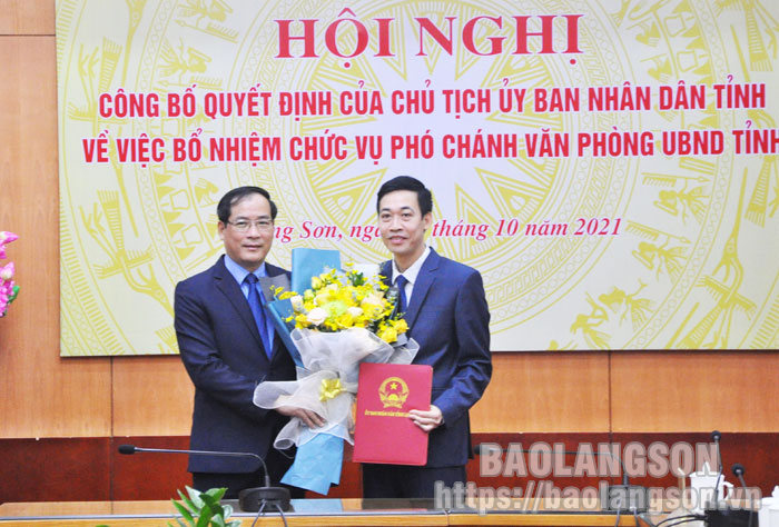 Đồng chí Dương Xuân Huyên, Phó Chủ tịch Thường trực UBND tỉnh (bên trái) trao quyết định bổ nhiệm cho đồng chí Hoàng Xuân Đồng