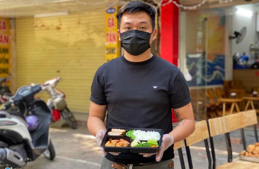 Anh Kiên là người khởi xướng hoạt động của "Tiệm ăn 1k", giúp đỡ các bệnh nhi điều trị tại Hà Nội.