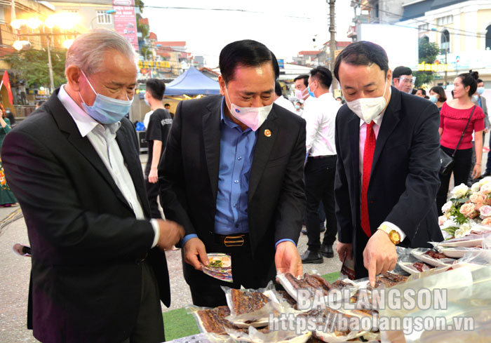 Lãnh đạo tỉnh cùng các vị đại biểu tham quan các gian trưng bày tại Festival ẩm thực Xứ Lạng năm 2021