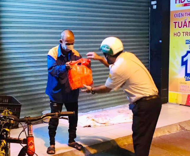 Trao những phần quà đến người vô gia cư - Ảnh: GĐPT Hoằng Pháp