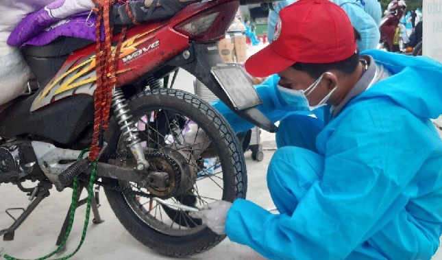 Sửa chữa xe miễn phí cho người hồi hương tại Trạm Trung chuyển hầm Hải Vân.