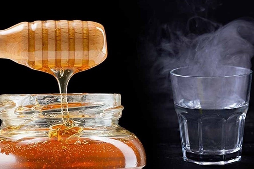 Uống mật ong cùng nước ấm mang lại nhiều lợi ích cho sức khỏe. Ảnh: AFP