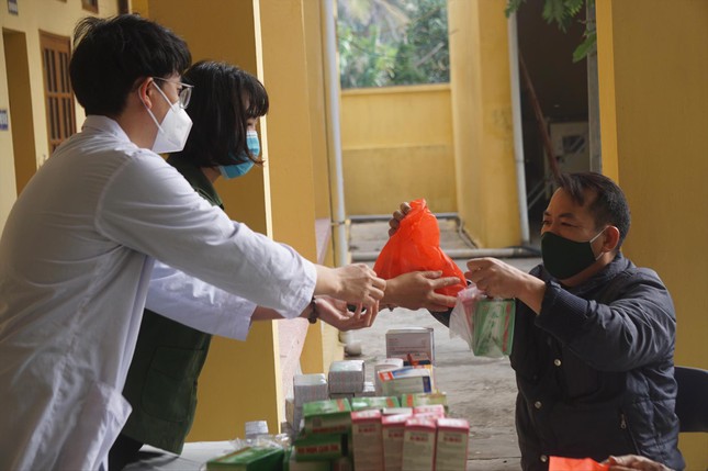 Bác sĩ Nguyễn Văn Tuấn (BV Hữu nghị Việt Tiệp, Hải Phòng) thăm khám, cấp phát thuốc miễn phí cho ngư dân. Ảnh: N.H