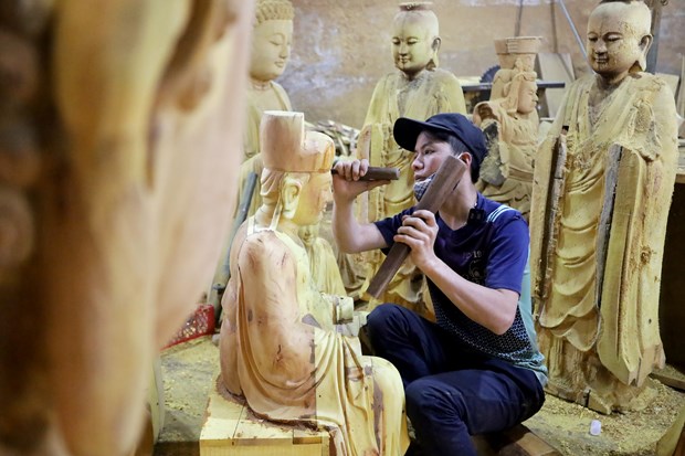 Với kỹ thuật chạm khắc cùng cái tâm với nghề, làng Sơn Đồng đã trở thành “cái nôi” của lĩnh vực chế tác và sản xuất đồ thờ thủ công mỹ nghệ (Ảnh: Việt Anh/Vietnam+)