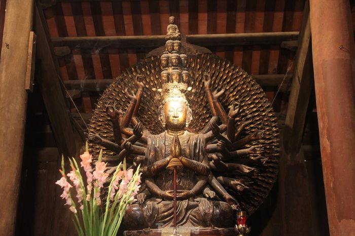 Tượng Phật nghìn tay nghìn mắt ở chùa Bút Tháp