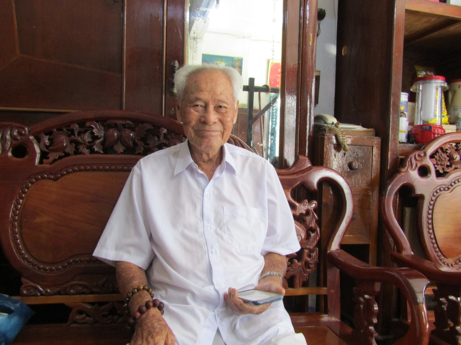 Ở tuổi 100, cụ Trần Cang vẫn miệt mài đi làm từ thiện ẢNH: THIÊN LỘC