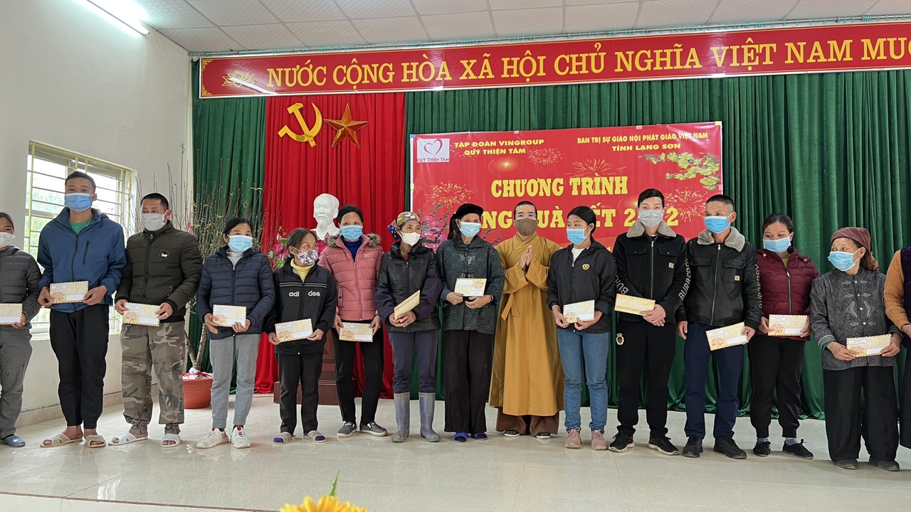 Lạng Sơn: Phật giáo tỉnh tặng quà Tết cho các gia đình có hoàn cảnh khó khăn huyện Văn Lãng, huyện Tràng Định