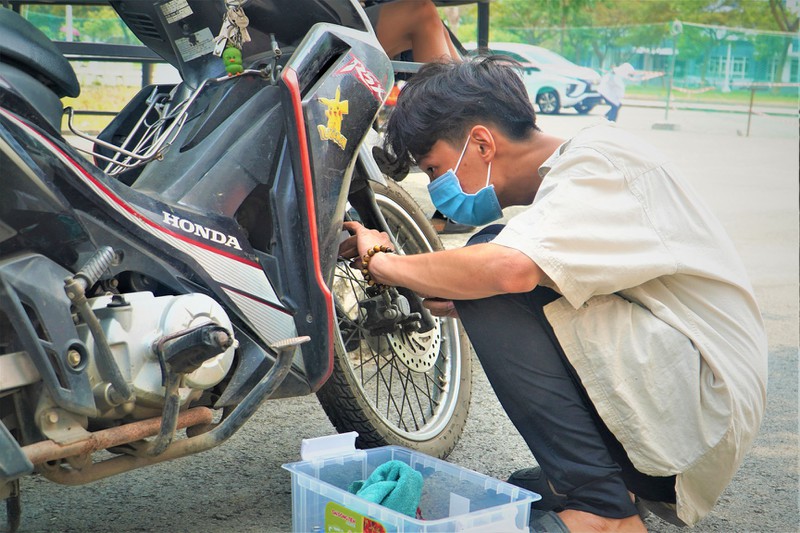 Chàng thanh niên với dáng người nhỏ gầy nhưng lại rất tận tâm, có khi Tín sửa xe quên luôn cả giờ ăn. Ảnh: MINH TÂM