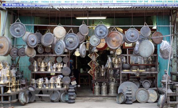 Các sản phẩm của làng nghề đúc đồng truyền thống Phước Kiều đang được bày bán tại một số cửa hàng dọc 2 bên quốc lộ 1A, trên địa bàn xã Điện phương. (Ảnh: Phước Tuệ/TTXVN)