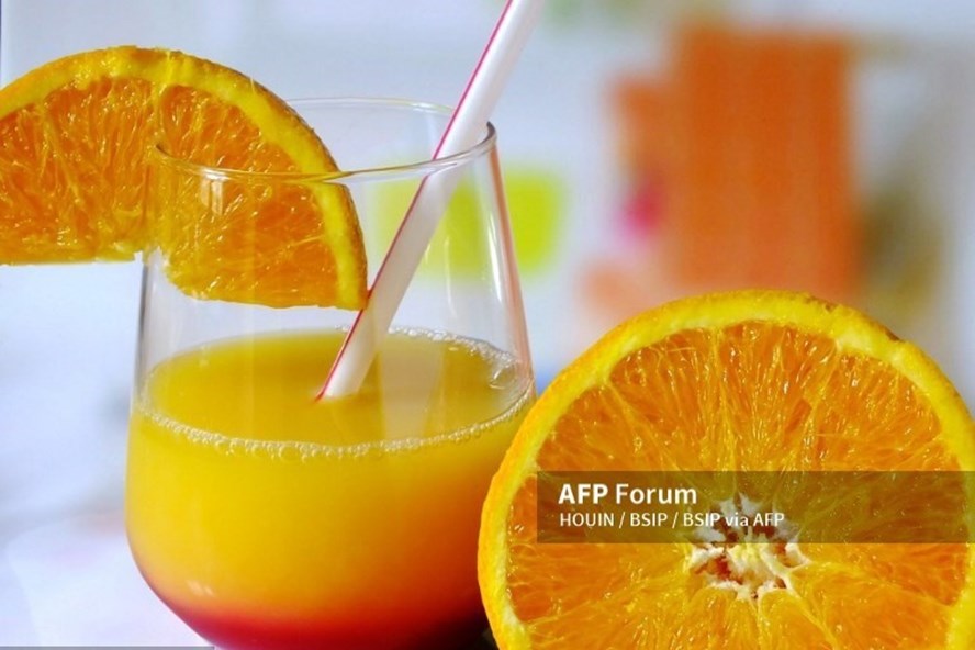 Uống nước ép trái cây hàng ngày có thể gây ra các vấn đề về tiêu hóa, tăng cân và rối loạn đường huyết. Ảnh: AFP