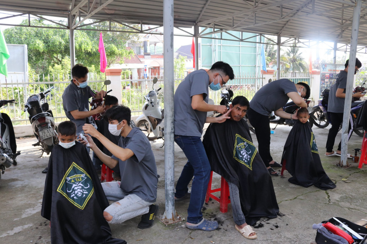 Các bạn trẻ cắt tóc miễn phí cho bà con vùng cao xã Khánh Nam, huyện Khánh Vĩnh.