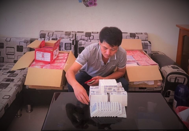 Thầy Nguyễn Trần Vỹ chuẩn bị hàng ngàn phong bao lì xì để trao cho học trò. (Ảnh: T.V)