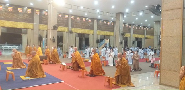 Hơn 200 chư Tăng và Phật tử tham dự Pháp hội trì tụng kinh Dược sư - Ảnh Minh Sơn