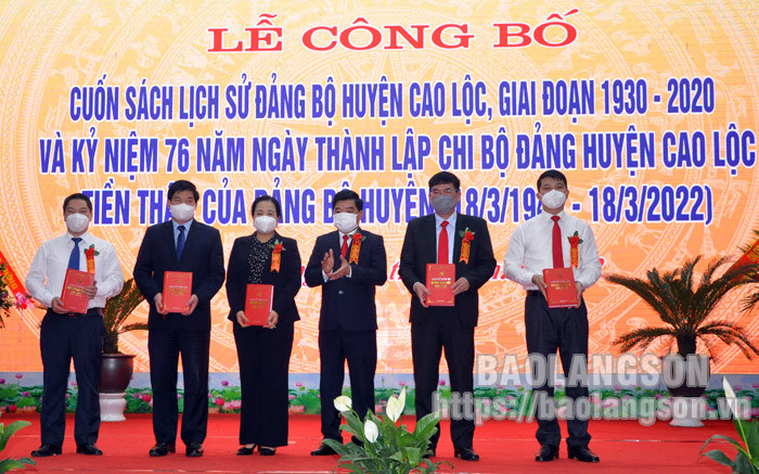 Lãnh đạo Huyện ủy Cao Lộc tặng sách cho đại biểu tham dự buổi lễ