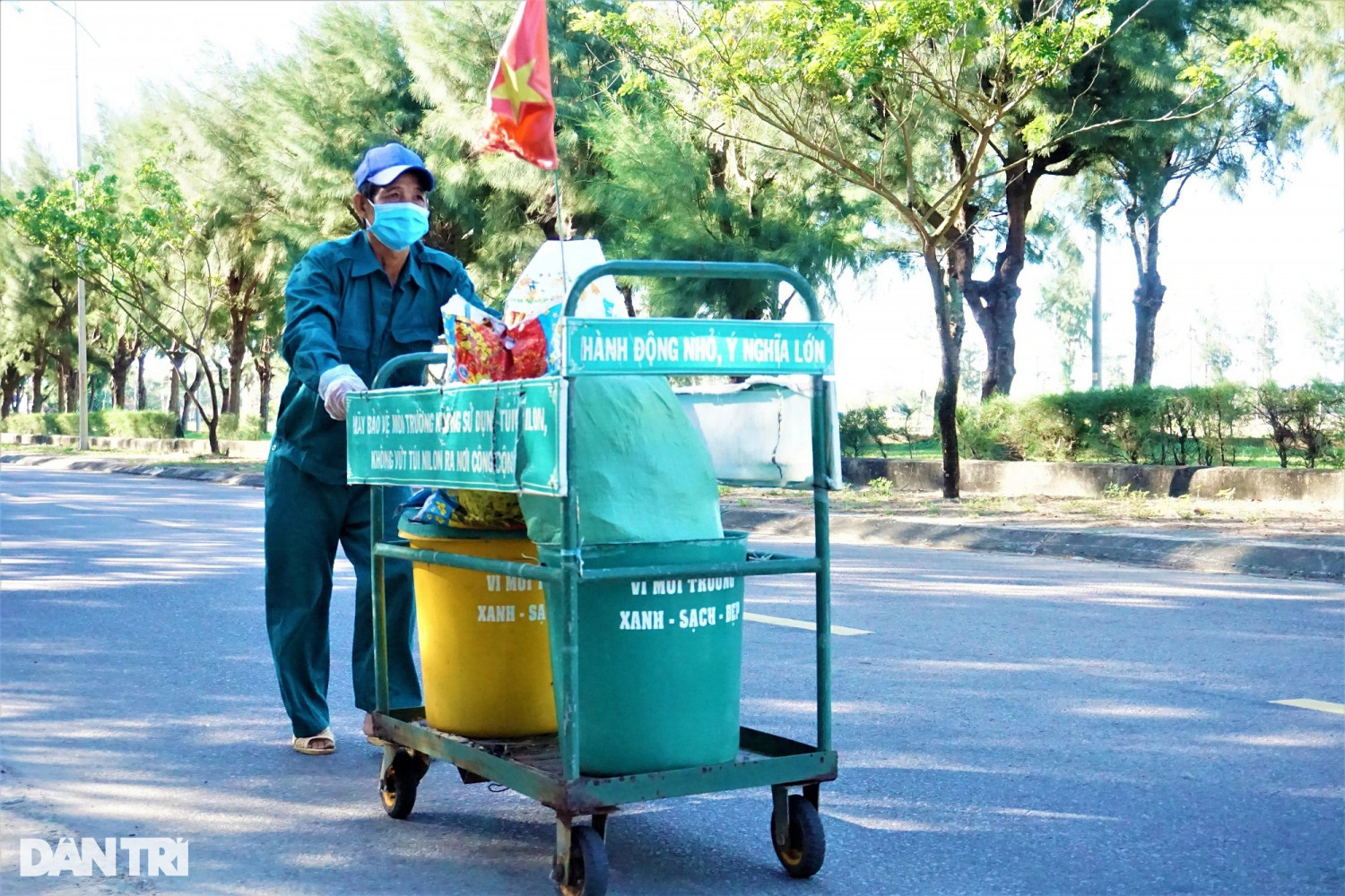 Ông Nguyễn Thương, người được gọi là "ông già rác" ở phố cổ Hội An.