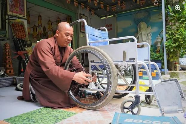 Sư thầy tái chế hàng ngàn chiếc xe lăn 'đặc biệt' cho người khuyết tật