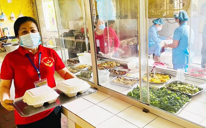 CLB "Lão bà" phối hợp với Hội LHPN TP Phúc Yên (tỉnh Vĩnh Phúc) tổ chức phát cơm trưa miễn phí cho bệnh nhân điều trị tại Bệnh viện Giao thông vận tải
