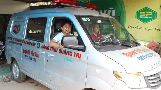 Hai anh em Lê Văn Đinh và Lê Văn Mão bên chiếc xe vận chuyển người bệnh miễn phí. Ảnh: NGUYỄN HOÀNG
