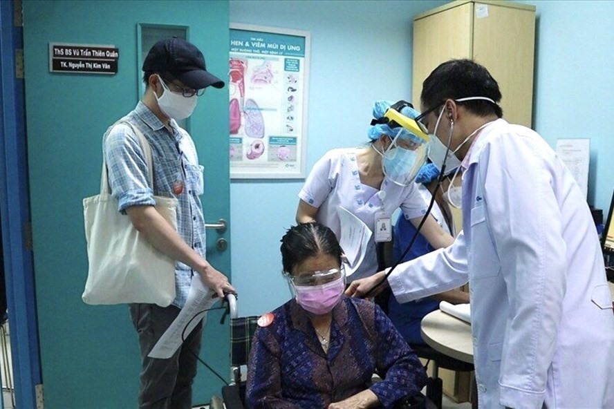 Bệnh nhân thăm khám vì mệt mỏi sau khi nhiễm COVID-19. Ảnh: Nguyễn Ly.