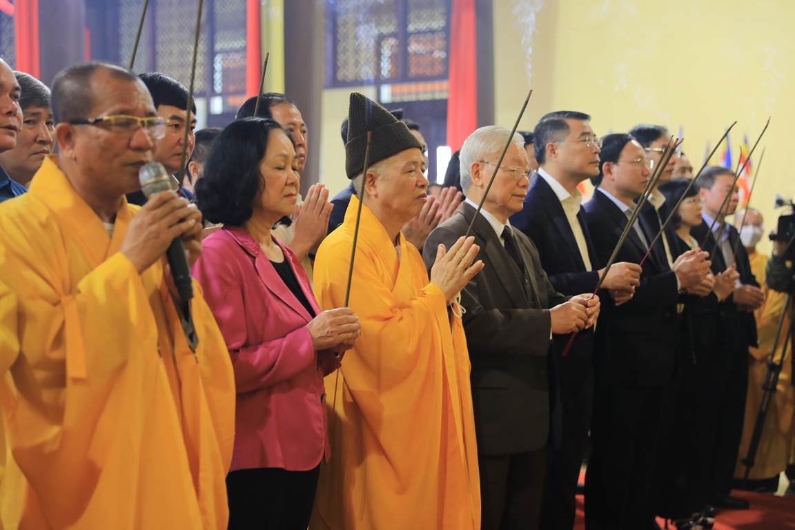 Tổng Bí thư Nguyễn Phú Trọng dâng hương Tam bảo và Phật hoàng Trần Nhân Tông tại Yên Tử cầu nguyện quốc thái dân an