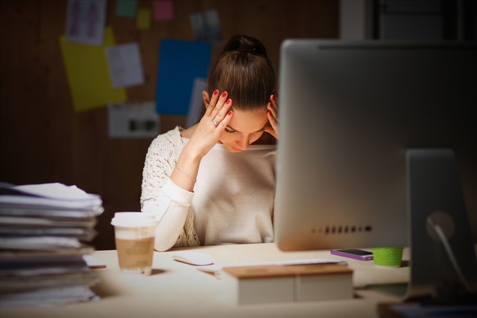 2 ảnh hưởng tiêu cực đến sức khỏe khi làm việc quá sức