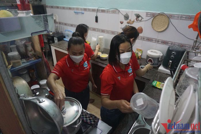 Gom ve chai, mở bếp nấu suất ăn 0 đồng giúp người khó khăn ở Đà Nẵng