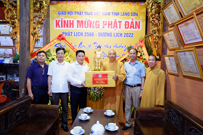 Lạng Sơn: Lãnh đạo chính quyền, MTTQ và các cơ quan đoàn thể thăm chúc mừng Đại lễ Phật Đản - Phật lịch 2566