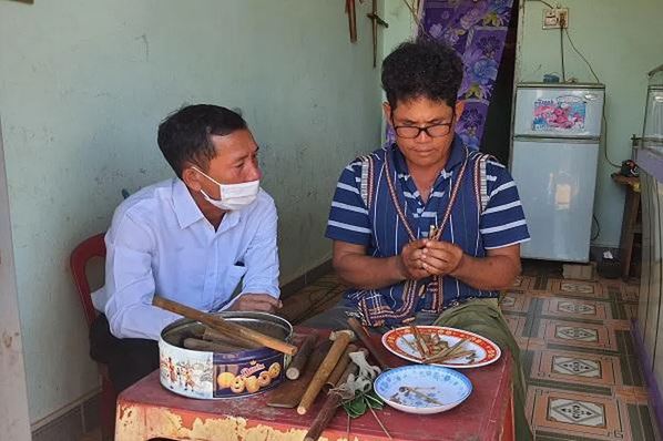 Nghệ nhân Ya Tuất (bên phải), người chế tác nhẫn bạc truyền thống của người Chu Ru tại Lâm Đồng