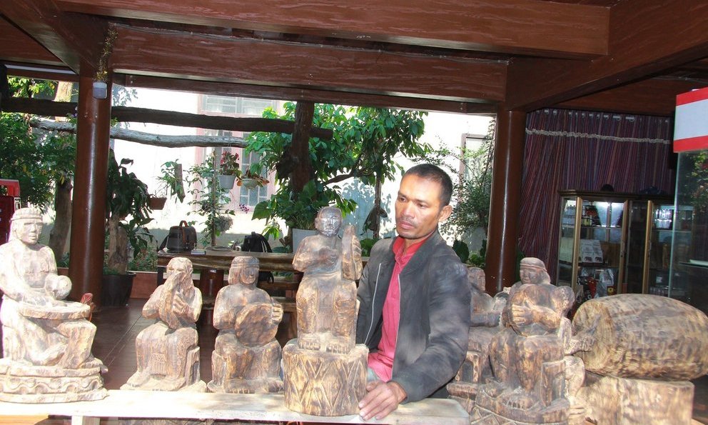 Nghệ nhân trẻ giữ hồn cho tượng gỗ dân gian ở Đắk Lắk