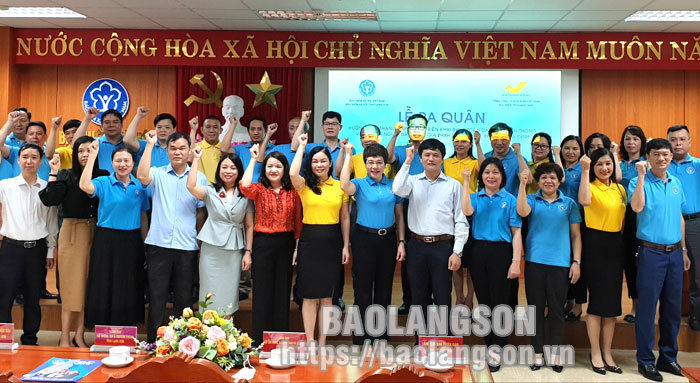 Đại biểu dự tại điểm cầu tỉnh Lạng Sơn thể hiện quyết tâm chung tay, phối hợp trong thực hiện chỉ tiêu phát triển người tham gia BHXH tự nguyện, BHYT hộ gia đình trên địa bàn