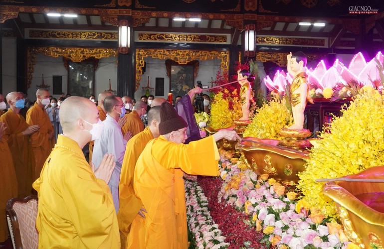 Trưởng lão Hòa thượng Thích Đức Nghiệp thực hiện nghi thức Tắm Phật