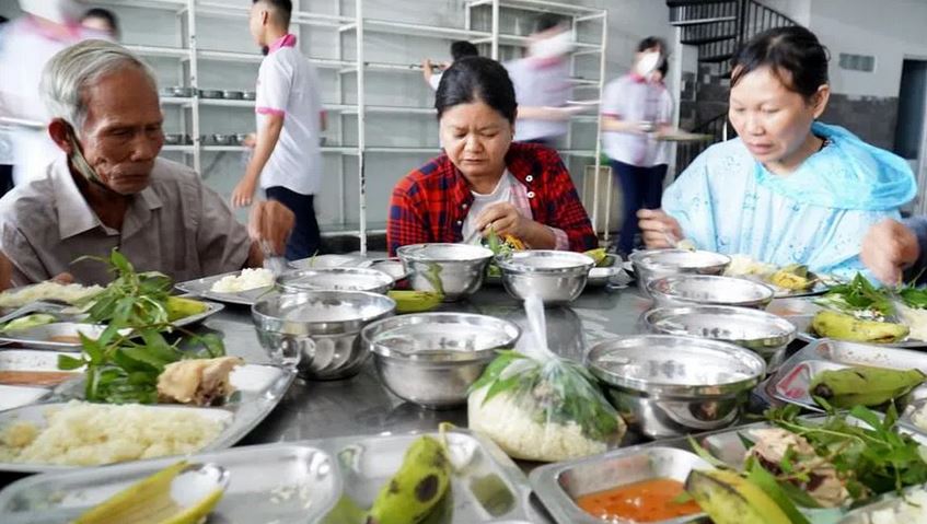 Quán cơm Nụ Cười 7 năm qua phục vụ cơm giá 2.000 đồng cho khoảng 150 người nghèo ở Ninh Thuận. Ảnh: Huỳnh Hả