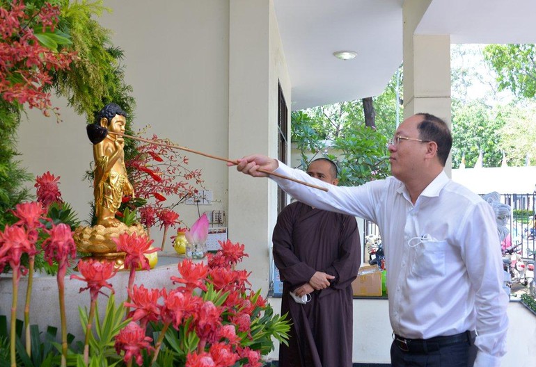 Phó Bí thư Thành ủy TP.HCM Nguyễn Hồ Hải thực hiện nghi thức Tắm Phật tại trụ sở tòa soạn Báo Giác Ngộ