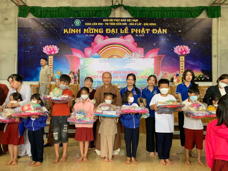 Chùa Liên Hoa tặng 218 suất quà khuyến học cho trẻ em vùng cao Đắk Nông