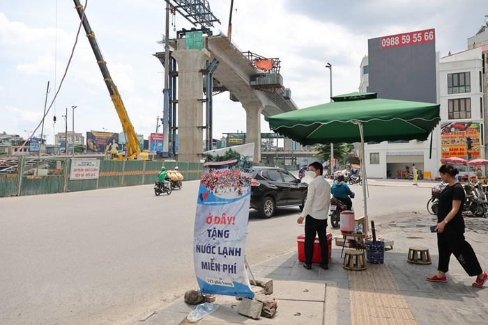 'Cây ATM nước mát' miễn phí giữa ngày hè oi bức ở Thủ đô Hà Nội